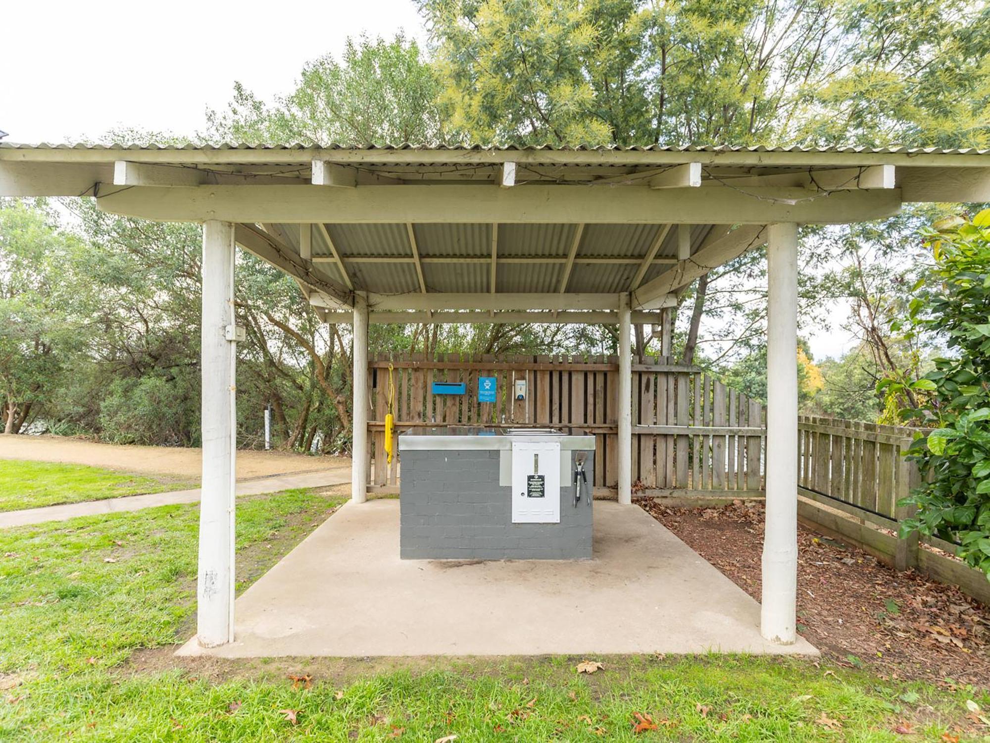 Nrma Bairnsdale Riverside Holiday Park Exterior photo