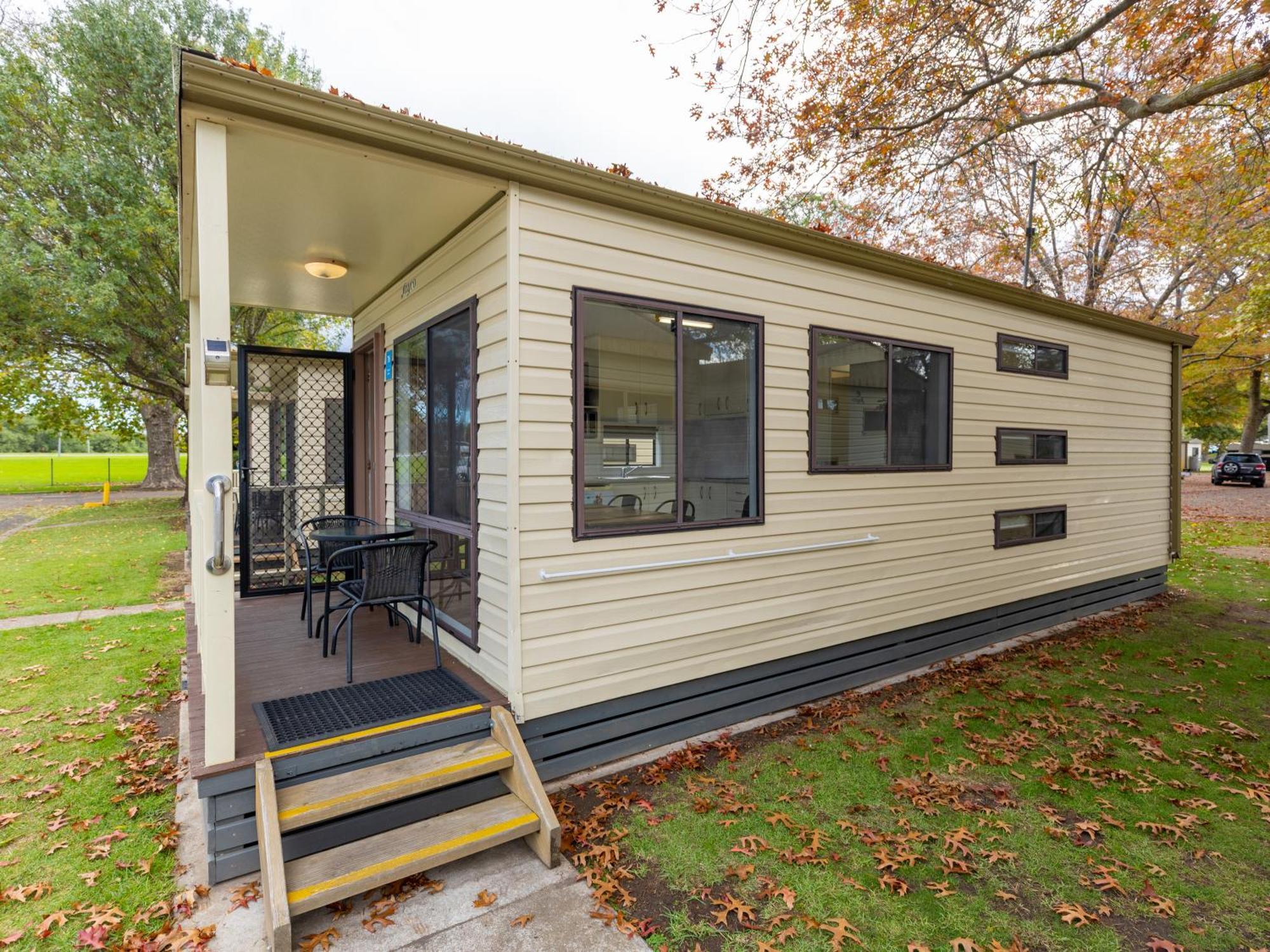 Nrma Bairnsdale Riverside Holiday Park Room photo